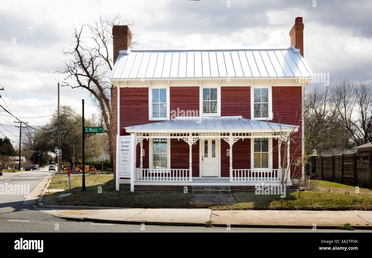 Kernersville, North Carolina, USA-8. März 2025: Der Rufus Hastings Homeplace, erbaut um 1865 auf der Main St. in der Innenstadt. Seitenverhältnis 16X10. Stockfoto