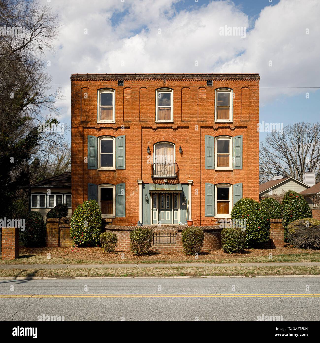 Kernersville, North Carolina, USA-8. März 2025: Backsteingebäude aus dem 19. Jahrhundert, ursprünglich eine Fabrik, heute in Eigentumswohnungen umgewandelt. Seitenverhältnis 1 x 1. Stockfoto