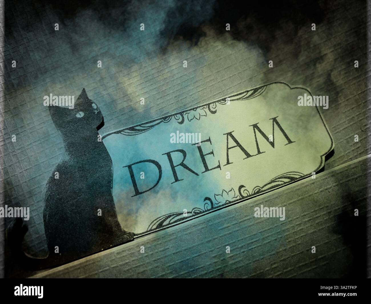 Konzeptuelle Collagekunst einer schwarzen Katze neben dem Text „Dream“ Stockfoto