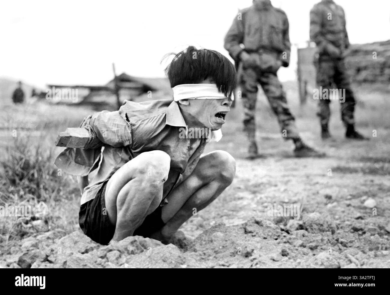 Viet Cong Gefangener wartet auf Verhör in der A-109 Special Forces Detachment, Thuong Duc, Südvietnam, US Army Signal Corps, 23. Januar 1967 Stockfoto