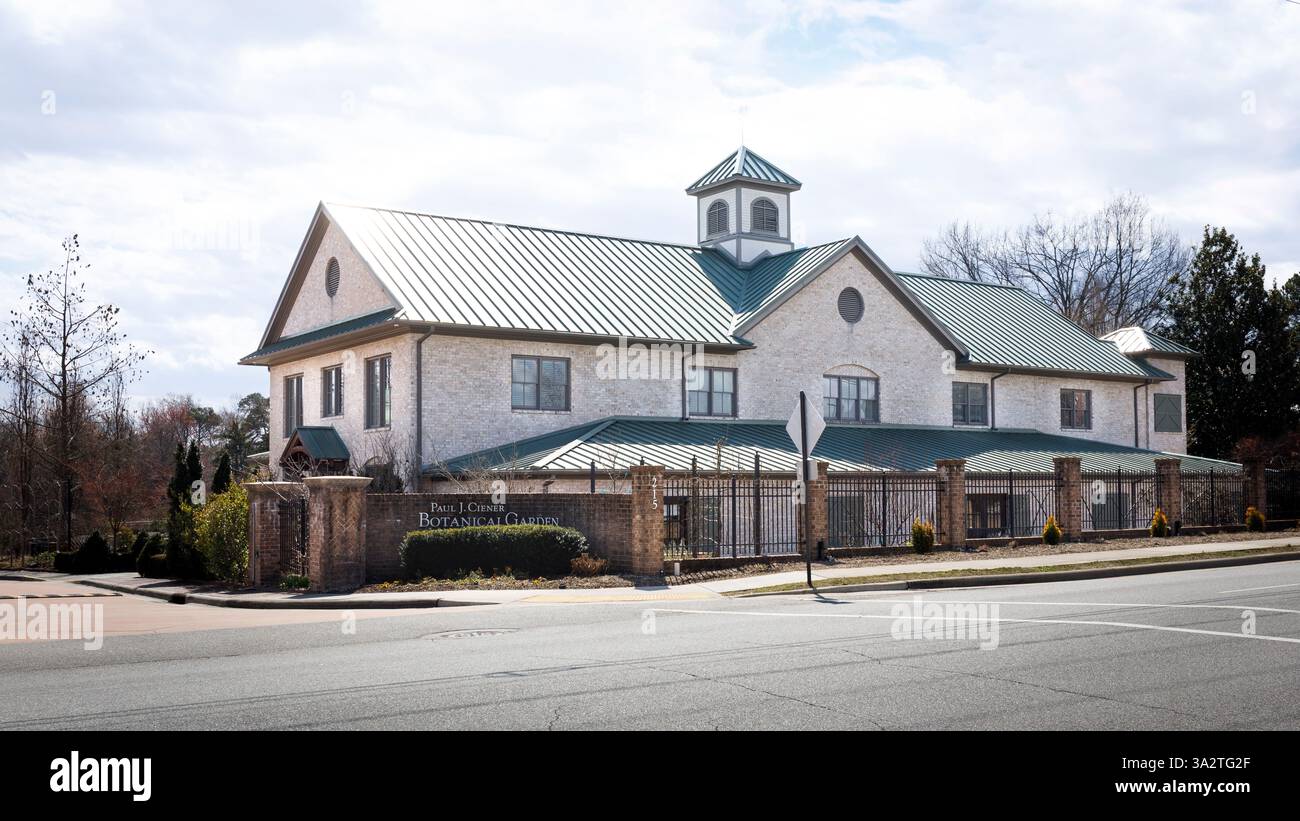 Kernersville, North Carolina, USA-8. März 2025: Paul J. Ciener Botanical Garden. Gebäude und Zeichen. South Main Street. Seitenverhältnis 16X9. Stockfoto