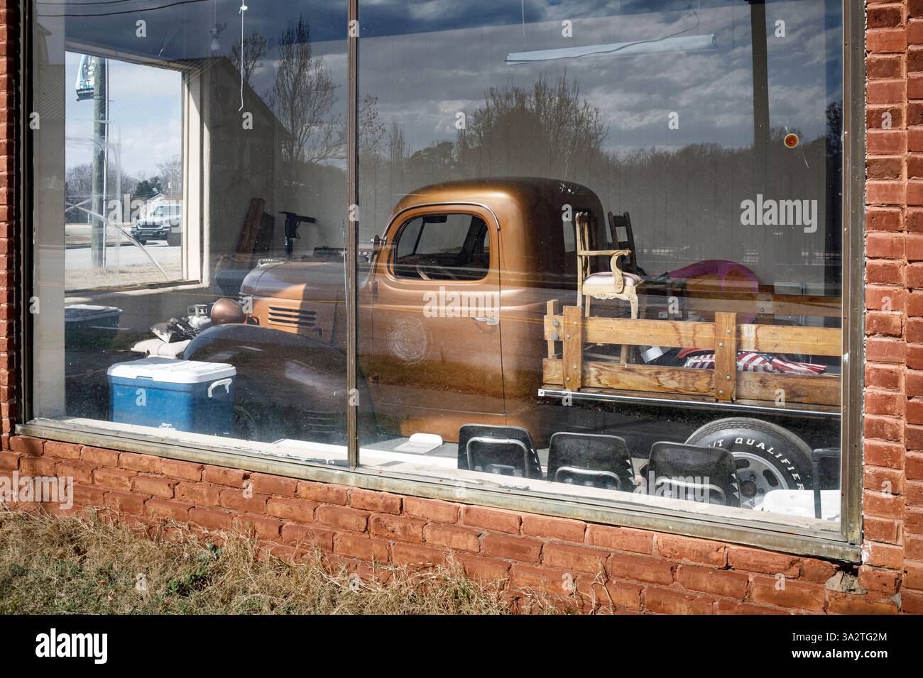 Kernersville, North Carolina, USA-8. März 2025: Antiker, schienenseitiger Pickup-Truck, ausgestellt im Ausstellungsraum des alten Gebäudes. 3 x 2 Seitenverhältnis. Stockfoto