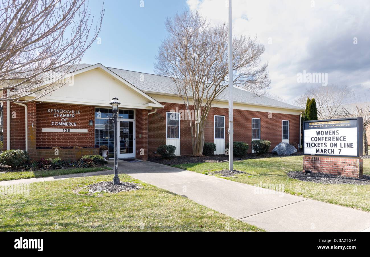 Kernersville, North Carolina, USA-8. März 2025: Gebäude und Denkmal der Handelskammer von Kernersville. Sonniger Tag. Seitenverhältnis 16X10. Stockfoto