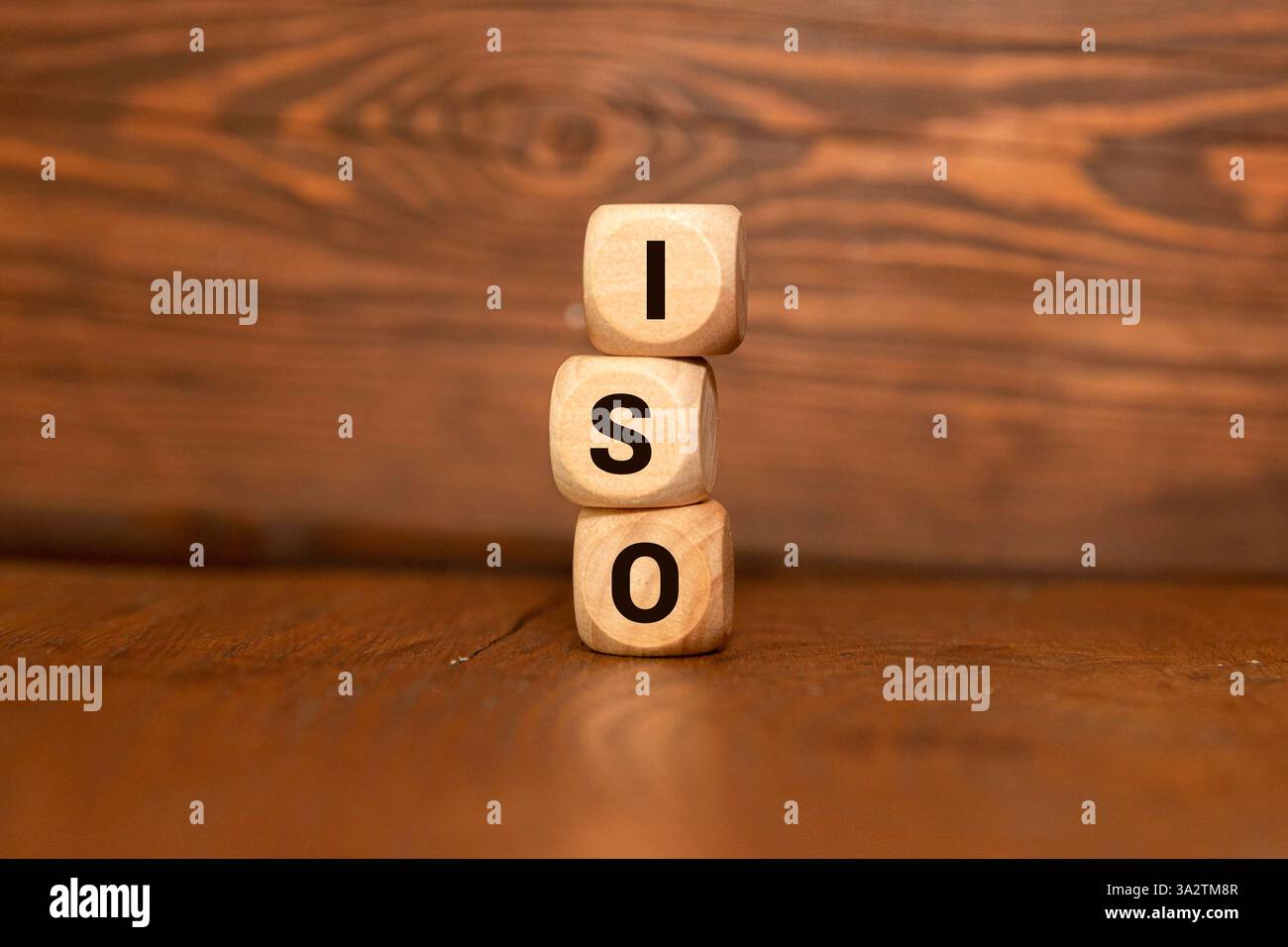 Zertifizierungskonzept der ISO-Qualitätskontrolle. Holzwürfel mit der Abkürzung ISO mit einem Häkchen. Stockfoto