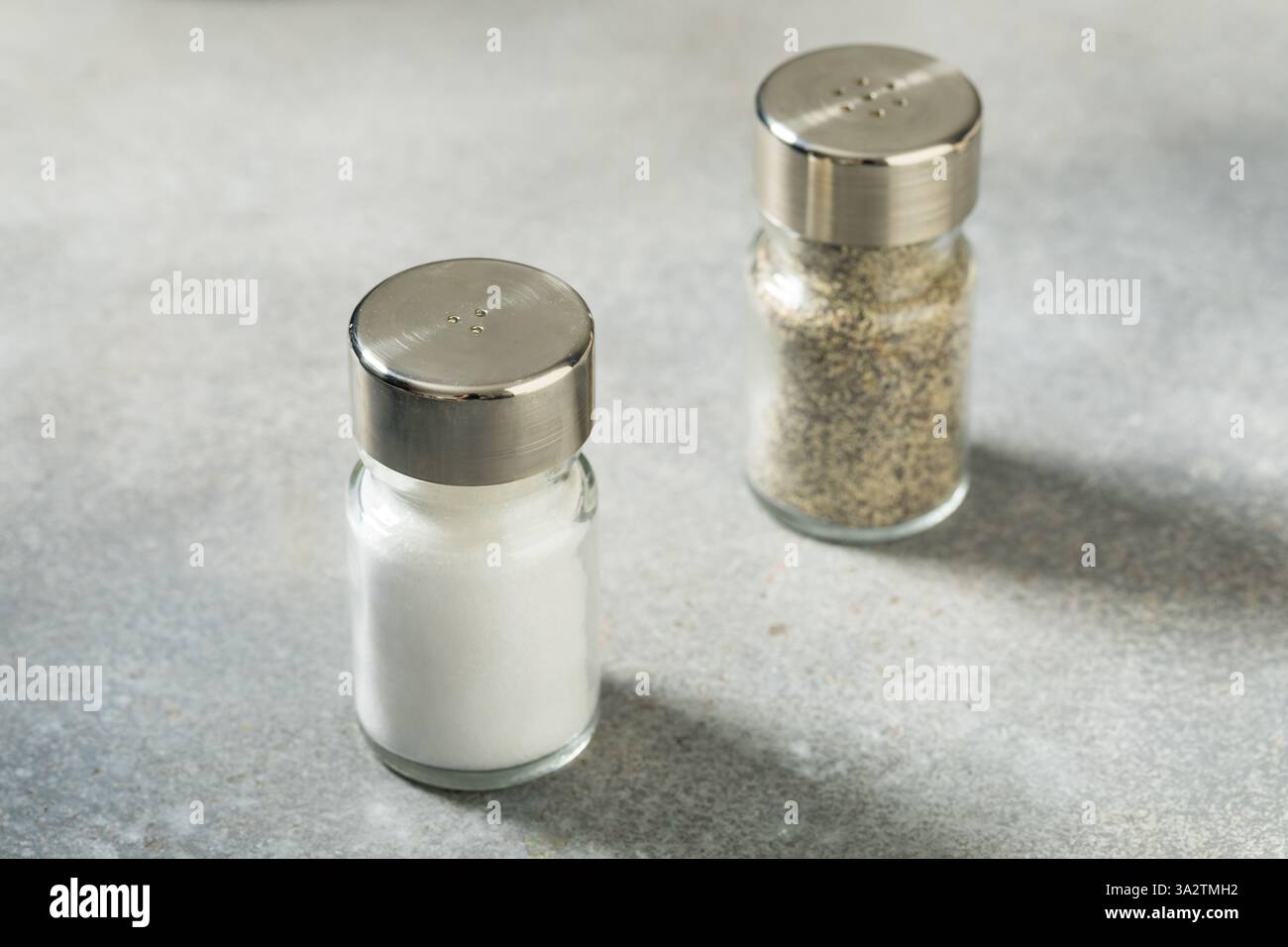 Salz- und Pfefferstreuer aus biologischem Anbau mit Metalloberteilen Stockfoto