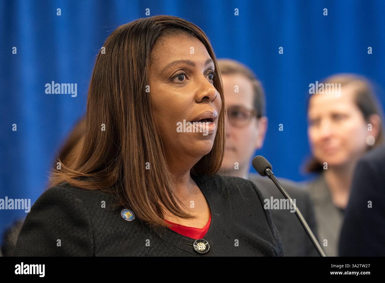 New York, USA. März 2025. Die New Yorker Staatsanwaltschaft Letitia James gibt am 13. März 2025 eine Ankündigung über neue Gesetze zum Schutz von Verbrauchern und kleinen Unternehmen in der Niederlassung der AG in New York bekannt. (Foto: Lev Radin/SIPA USA) Credit: SIPA USA/Alamy Live News Stockfoto