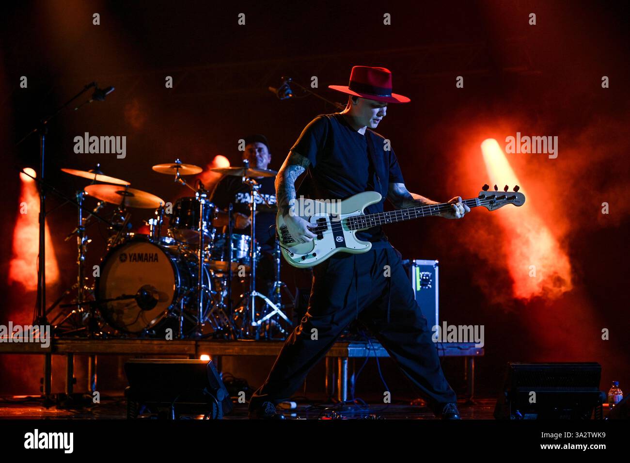 Der Bassist Pavel Vovk und der Schlagzeuger Oleg Pungin traten als Teil der TROLLBAND MUMIY bei ihrem Live-Konzert in Taschkent, Usbekistan, am 31. August 2023 auf Stockfoto