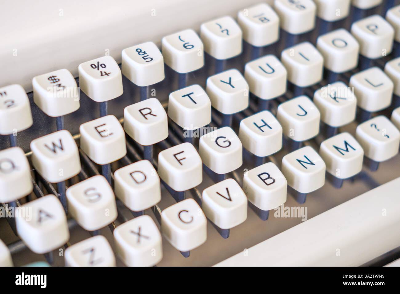 Selektive Fokussierung eines antik weißen Schreibmaschinendetails der Tastatur Stockfoto