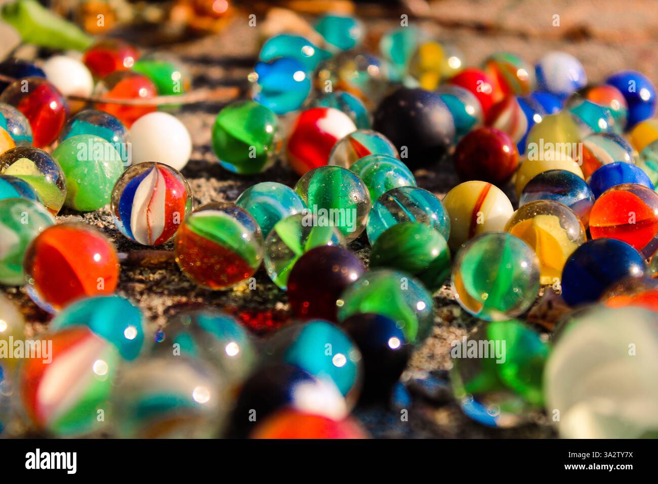 Eine Welt voller Farben in winzigen Glaskugeln. Stockfoto