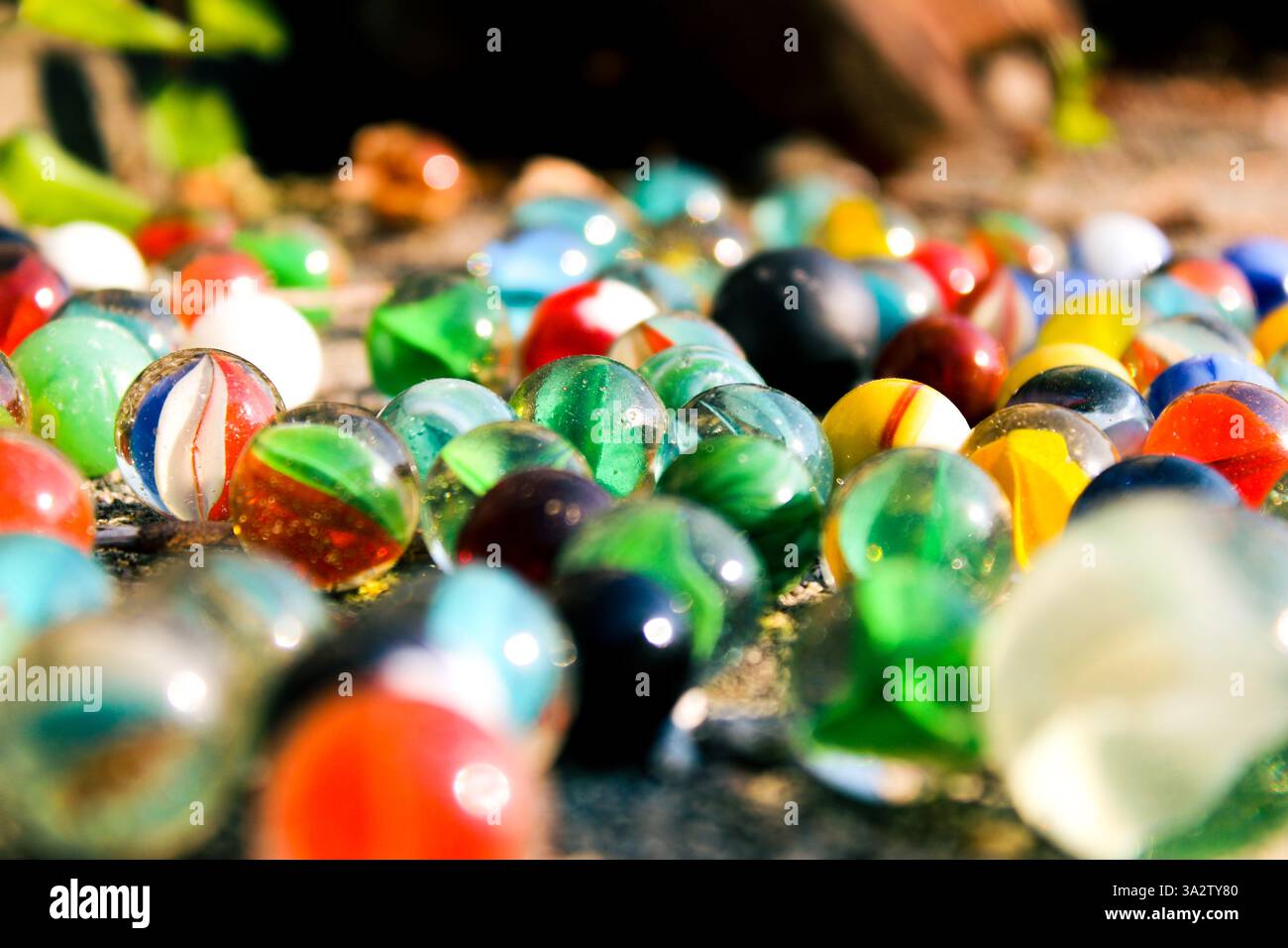 Eine Welt voller Farben in winzigen Glaskugeln. Stockfoto