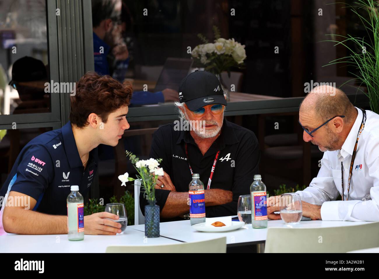 Melbourne, Australien. März 2025. (L bis R): Franco Colapinto (ARG) Alpine F1 Team Reserve Fahrer mit Flavio Briatore (ITA) Alpine F1 Team Executive Advisor und Bruno Michel (FRA) F2 und F3 Chief Executive Officer. 14.03.2025. Formel-1-Weltmeisterschaft, Rd 1, Grand Prix Von Australien, Albert Park, Melbourne, Australien, Übungstag. Das Foto sollte lauten: XPB/Alamy Live News. Stockfoto