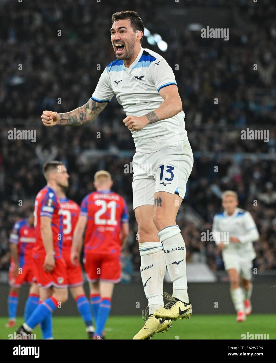 Rom, Italien. März 2025. Alessio Romagnoli feiert sein Tor beim Achtelfinale der UEFA Europa League, das am 13. März 2025 in Rom (Italien) zwischen Lazio und Viktoria Plzen gespielt wurde. Quelle: Augusto Casasoli/Xinhua/Alamy Live News Stockfoto