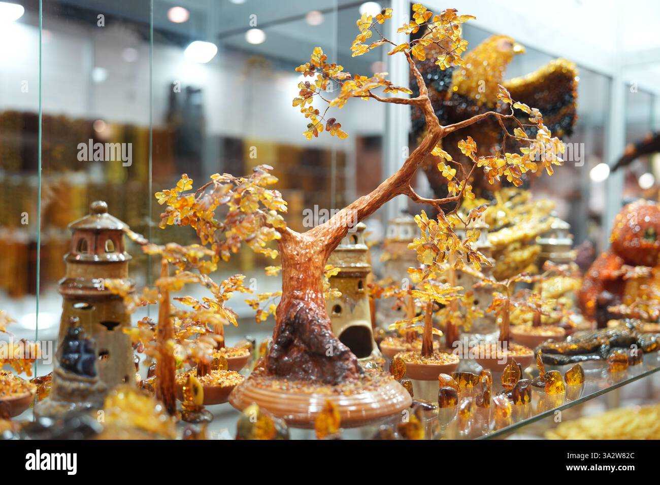 Danzig, Polen. März 2025. Auf der AMBERIF Spring 2025 Messe in Danzig, Polen, wird am 13. März 2025 eine Bernsteinbaumskulptur ausgestellt. Die AMBERIF Spring 2025, eine führende europäische Veranstaltung für Schmuck und Bernstein, wurde am Mittwoch in Danzig, Polen, eröffnet und zieht weltweit Aussteller und Designer an. Bis zum 14. März wird die Handwerkskunst des baltischen Bernsteins hervorgehoben. Am Eröffnungstag finden Mode- und Schmuckstücke statt, und am Freitag findet eine öffentliche Open Day für Kunststudenten statt. Quelle: Zhang Kun/Xinhua/Alamy Live News Stockfoto