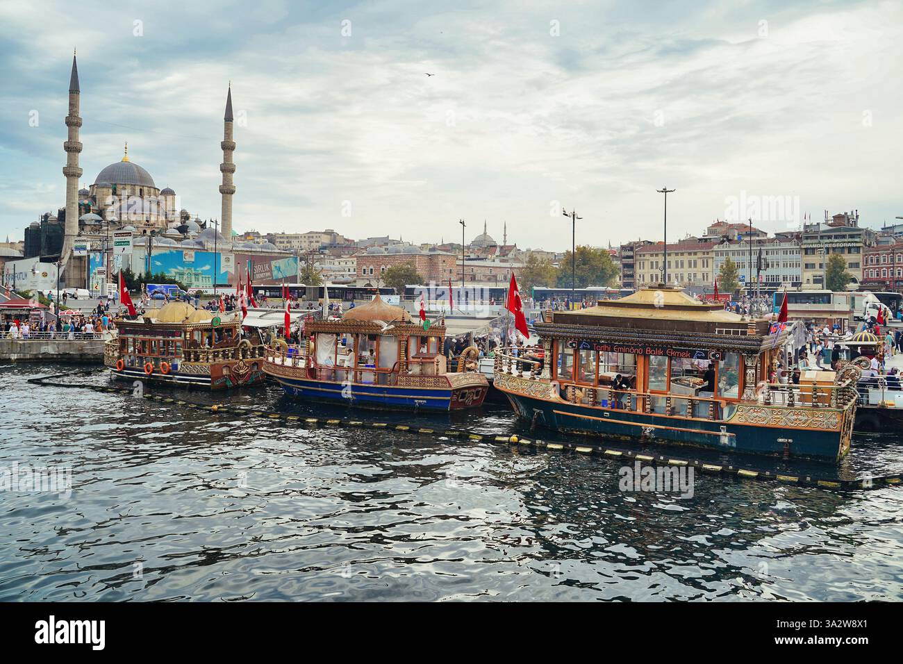 Istanbul, Türkei, 4. Oktober 2019 - berühmter und geschäftiger Eminonu Pier mit seinem balik ekmek, Fisch Sandwich Restaurants, Galata Brücke, Istanbul, Türkei Stockfoto