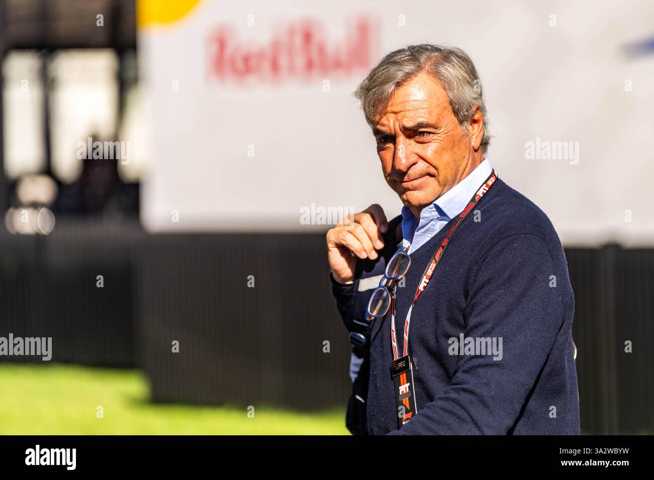 Melbourne, Victoria, Australien. März 2025. CARLOS SAINZ SNR begleitet seinen Sohn am Freitag beim Formel 1 Louis Vuitton Australian Grand Prix 2025 am 14. März 2025 in Melbourne, Australien. (Kreditbild: © James Forrester/ZUMA Press Wire) NUR REDAKTIONELLE VERWENDUNG! Nicht für kommerzielle ZWECKE! Stockfoto