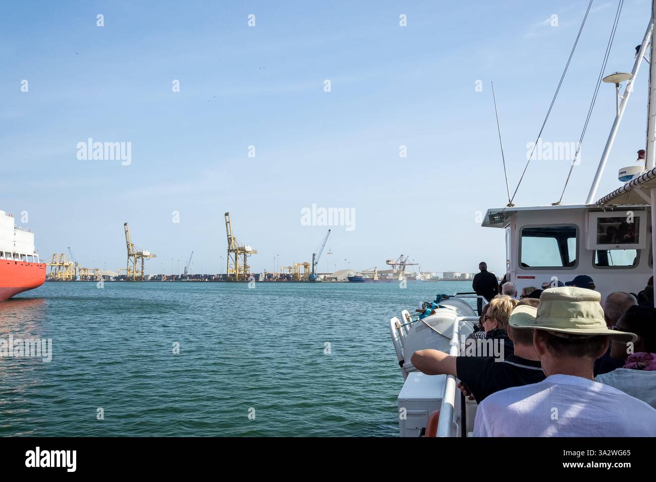 Dakar, Senegal – Blick auf den Hafen von Dakar, einen belebten westafrikanischen Hafen. Frachtkräne und Frachtcontainer heben den Seehandel hervor. Stockfoto