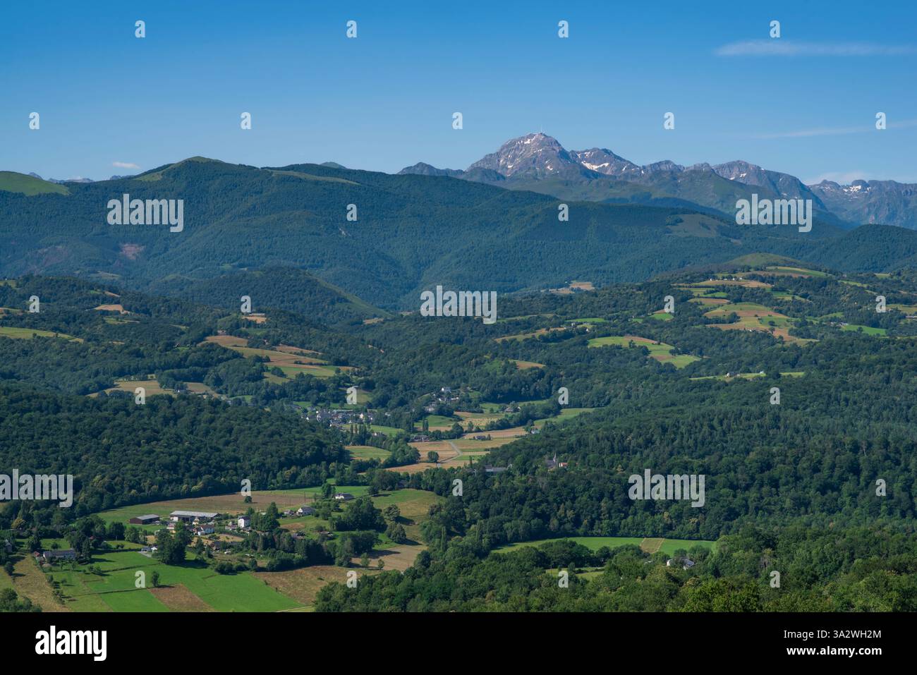 PIC de l'aiguille du Midi in den Pyrenäen in der Ferne, mit dem ländlichen Raum im Vordergrund, Stockfoto