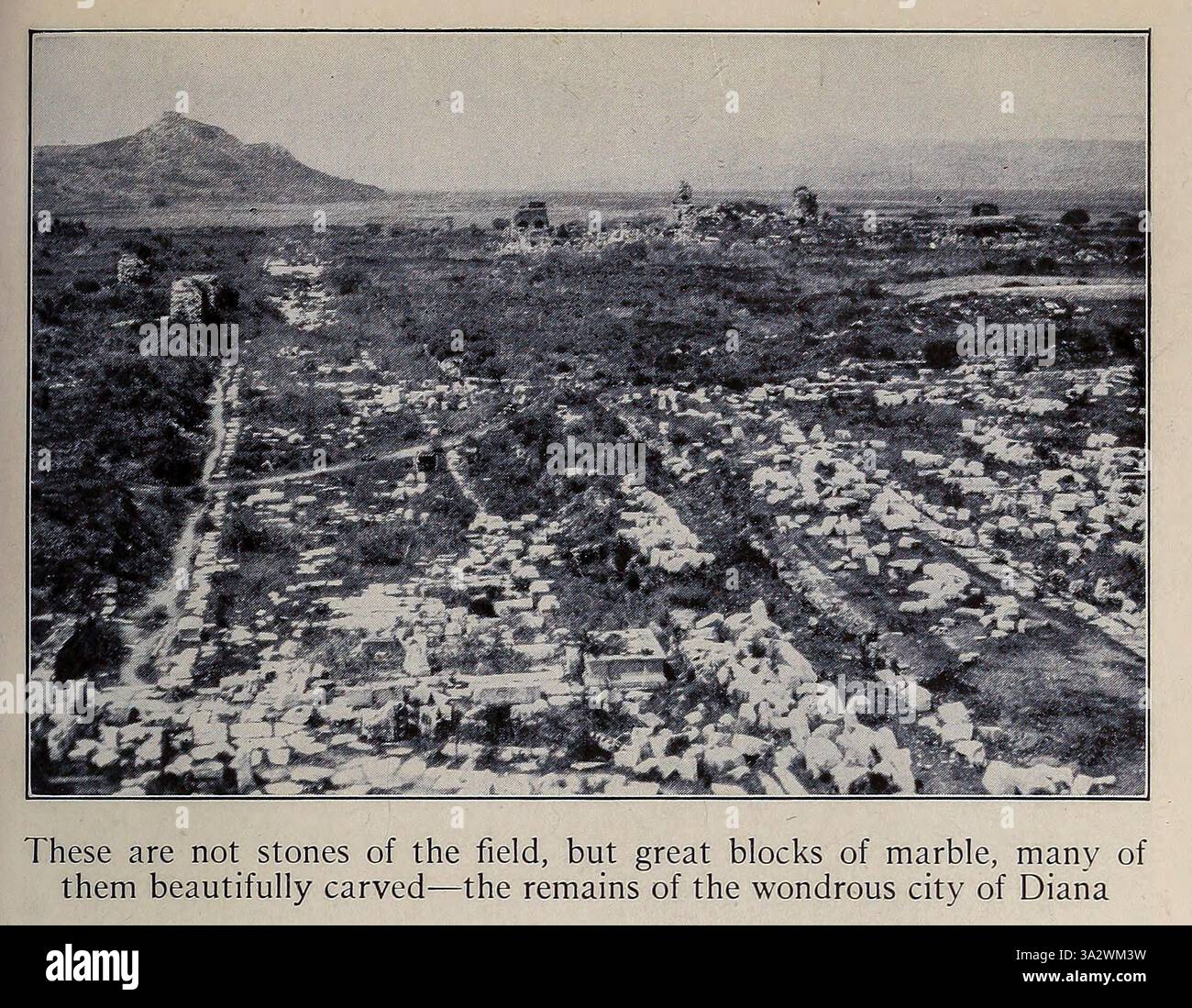 Dies sind keine Steine des Feldes, sondern große Marmorblöcke, von denen viele wunderschön geschnitzt sind – die Überreste der wundersamen Stadt Diana aus dem Heiligen Land und Syrien von Carpenter, Frank G. (Frank George), 1855-1924 veröffentlicht Garden City, N. Y., Doubleday, Page & Company 1922 Stockfoto