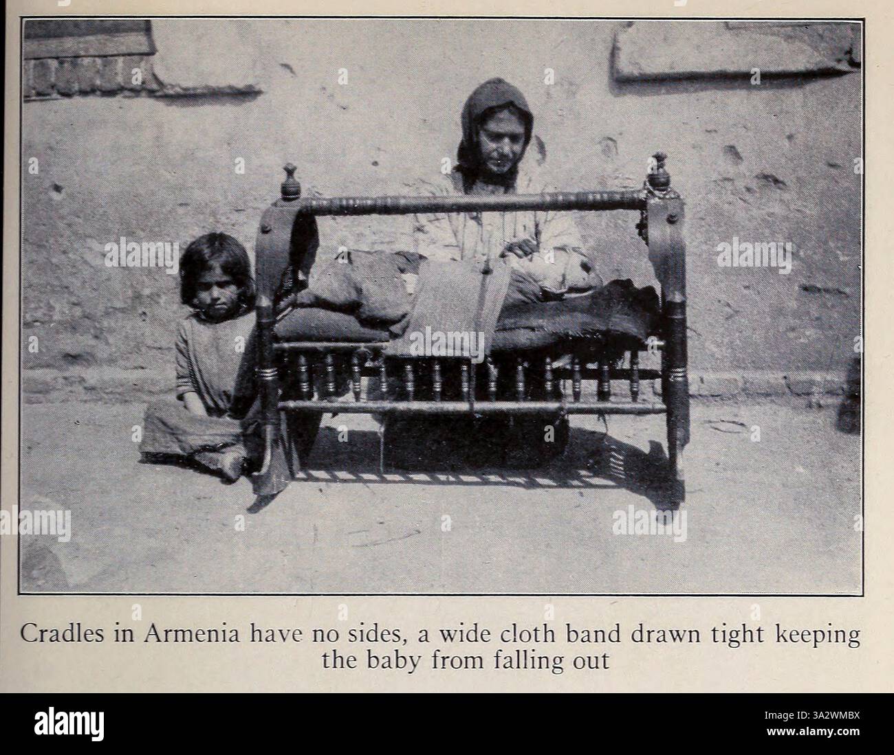 Wiegen in Armenien haben keine Seiten, ein breites Stoffband, das eng gezogen wird, um das Baby vor dem Herausfallen aus dem Heiligen Land und Syrien zu bewahren. Von Carpenter, Frank G. (Frank George), 1855-1924 veröffentlicht Garden City, N. Y., Doubleday, Page & Company 1922 Stockfoto