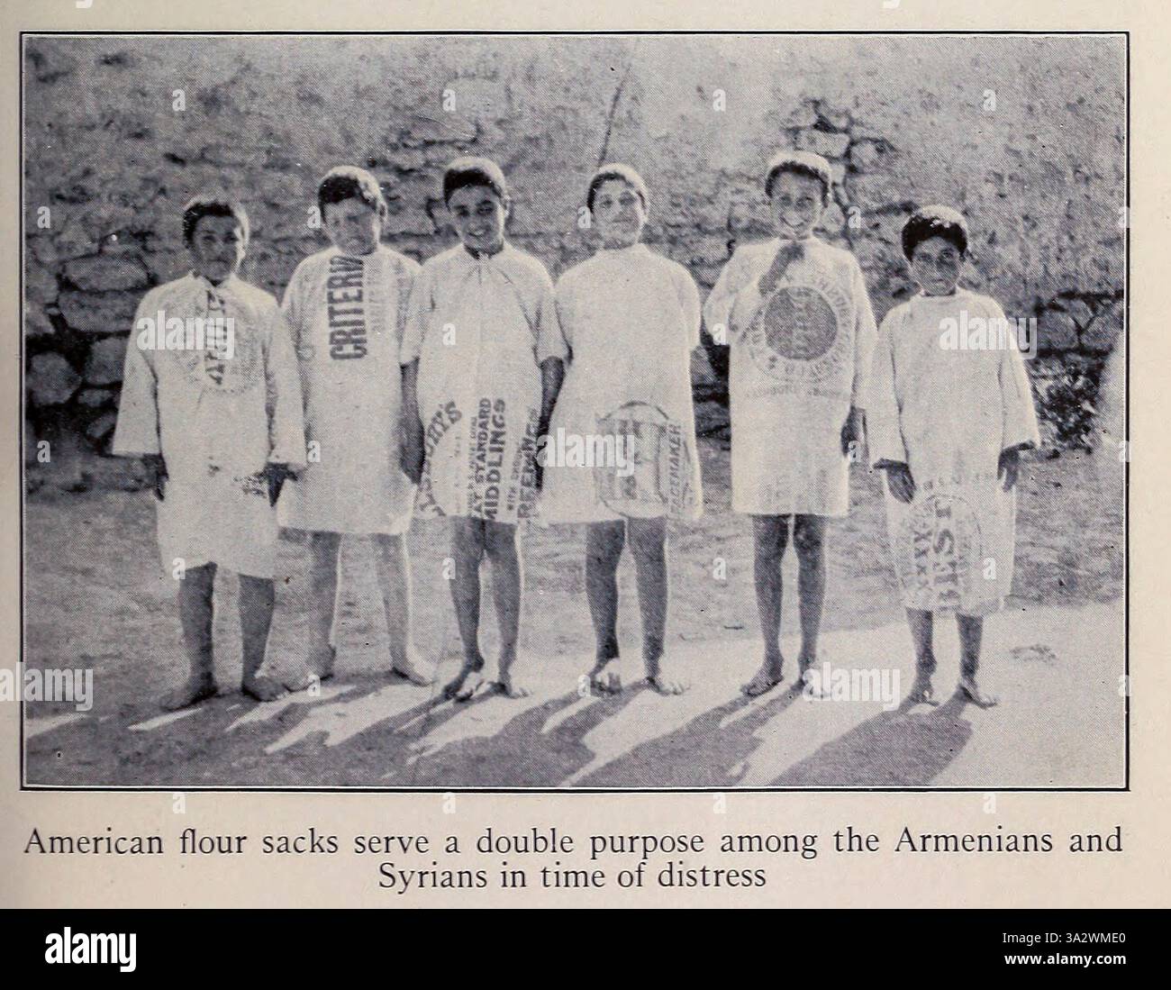Amerikanische Mehlsäcke dienen einem doppelten Zweck unter den Armeniern und Syrern in der Zeit der Not aus dem Heiligen Land und Syrien von Carpenter, Frank G. (Frank George), 1855-1924 veröffentlicht Garden City, N. Y., Doubleday, Page & Company 1922 Stockfoto