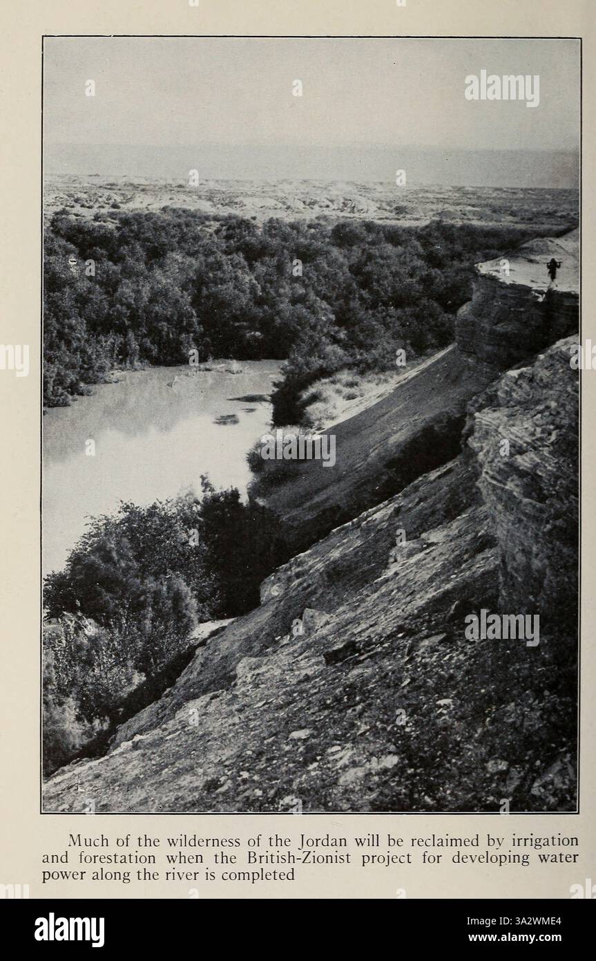 Ein großer Teil der Wildnis des Jordaniens wird durch Bewässerung und Aufforstung zurückgewonnen, wenn das britisch-zionistische Projekt zur Entwicklung von Wasserkraft entlang des Flusses aus „ The Holy Land and Syria “ von Carpenter, Frank G. (Frank George), 1855-1924, veröffentlicht Garden City, N. Y., Doubleday, Page & Company 1922, abgeschlossen wird Stockfoto