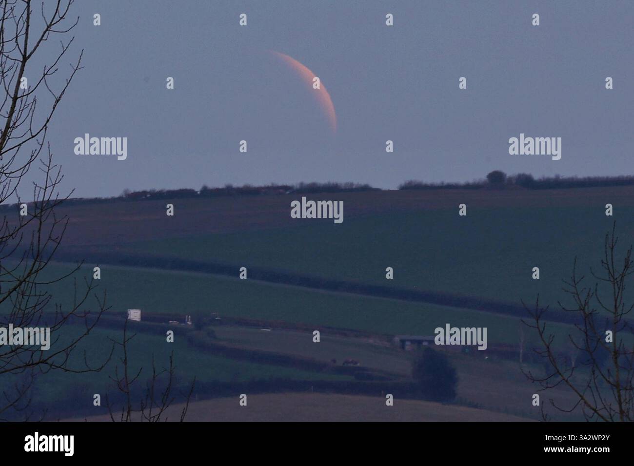 Doddiscombsleigh, Devon, Großbritannien. März 2025. Partielle Mondfinsternis. Hinweis: Nidpor/Alamy Live News Stockfoto