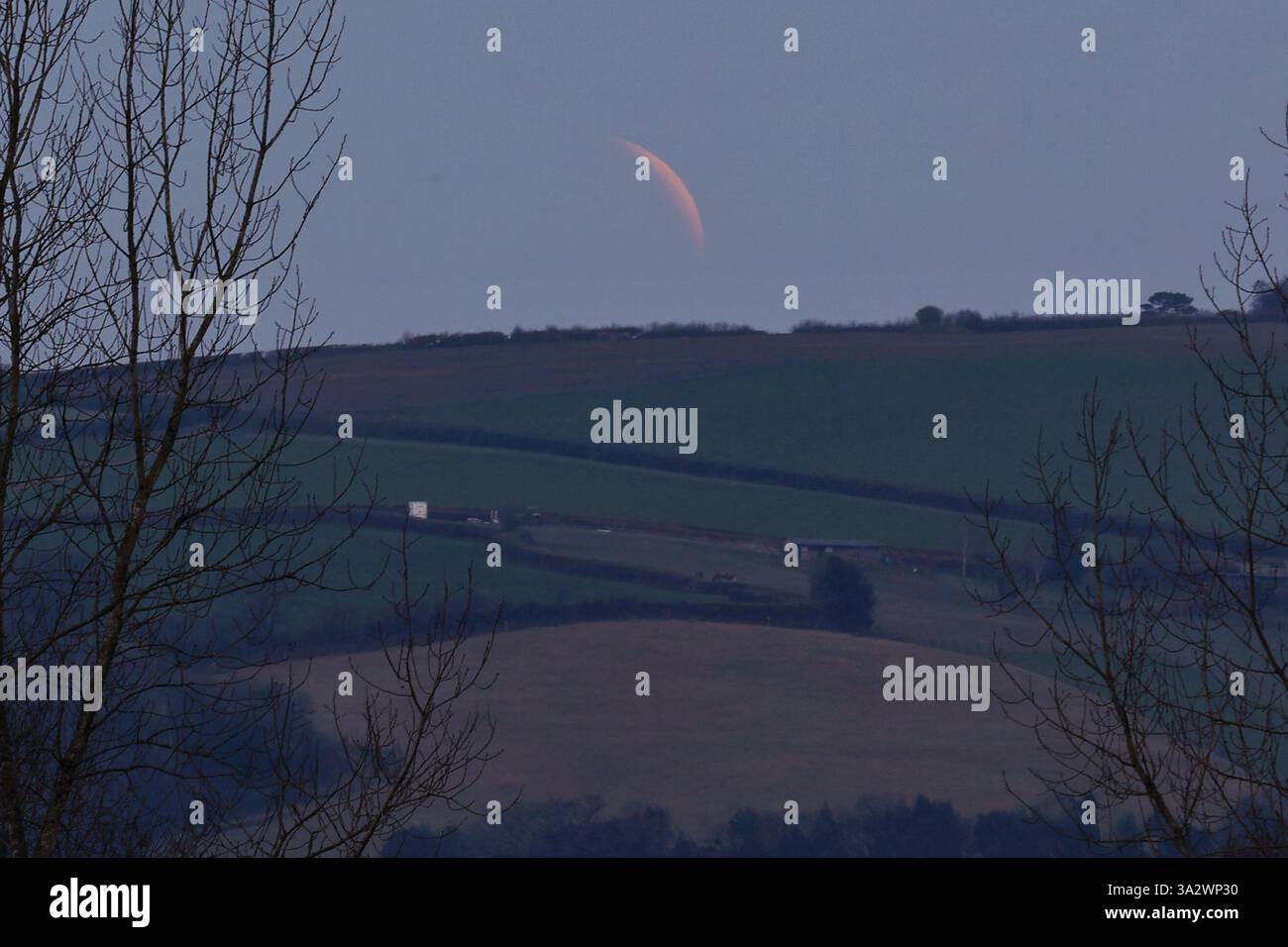 Doddiscombsleigh, Devon, Großbritannien. März 2025. Partielle Mondfinsternis. Hinweis: Nidpor/Alamy Live News Stockfoto