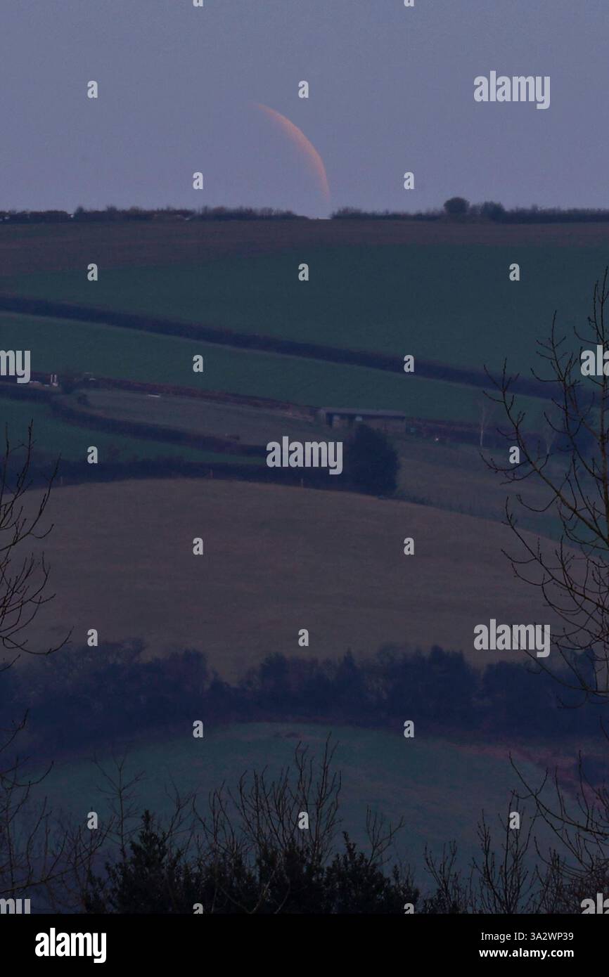 Doddiscombsleigh, Devon, Großbritannien. März 2025. Partielle Mondfinsternis. Hinweis: Nidpor/Alamy Live News Stockfoto