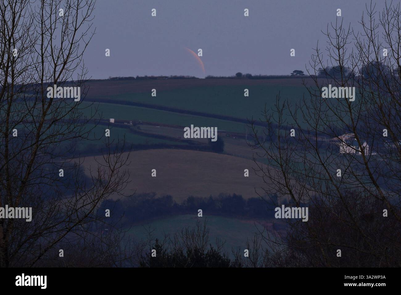 Doddiscombsleigh, Devon, Großbritannien. März 2025. Partielle Mondfinsternis. Hinweis: Nidpor/Alamy Live News Stockfoto