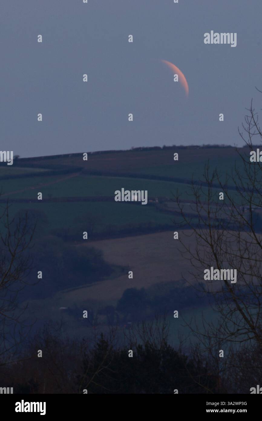 Doddiscombsleigh, Devon, Großbritannien. März 2025. Partielle Mondfinsternis. Hinweis: Nidpor/Alamy Live News Stockfoto
