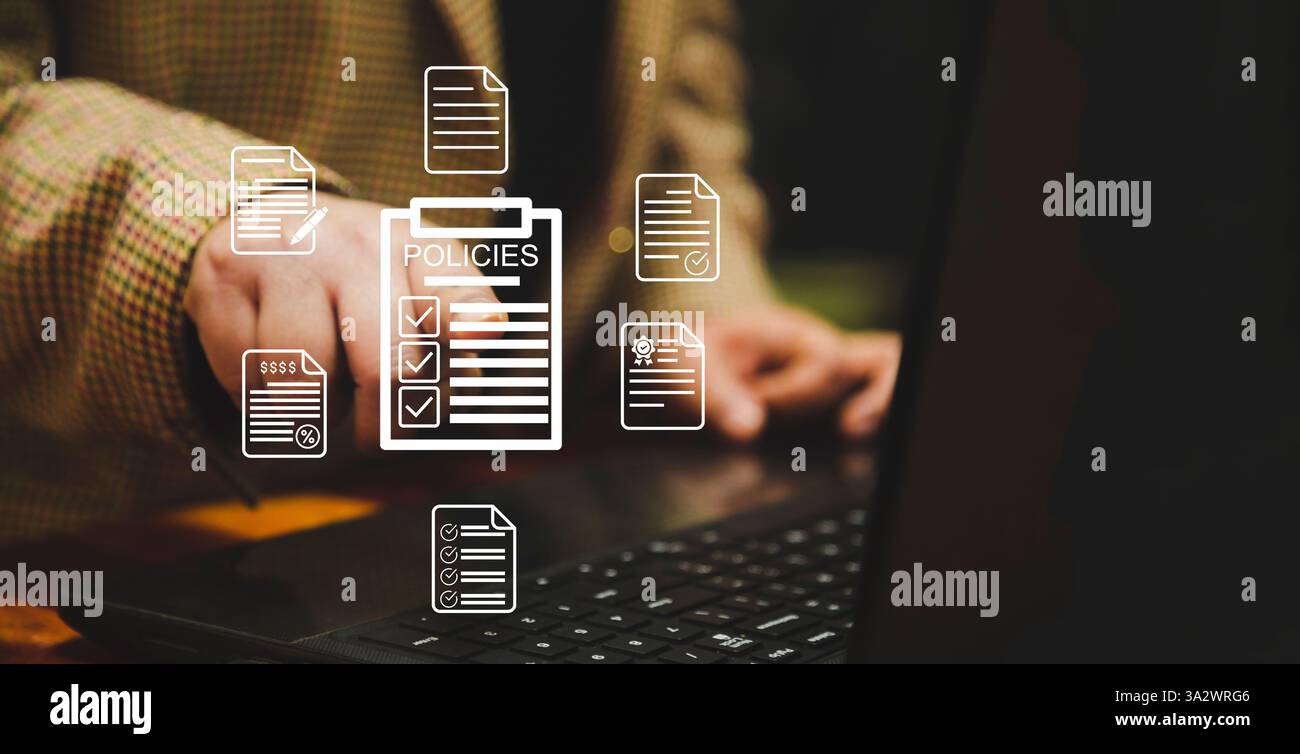 Eine Frau, die mit einer digitalen Schnittstelle interagiert und verschiedene Richtliniendokumente und Checklisten anzeigt, die Richtlinienmanagement, Compliance und Regulierung symbolisieren Stockfoto