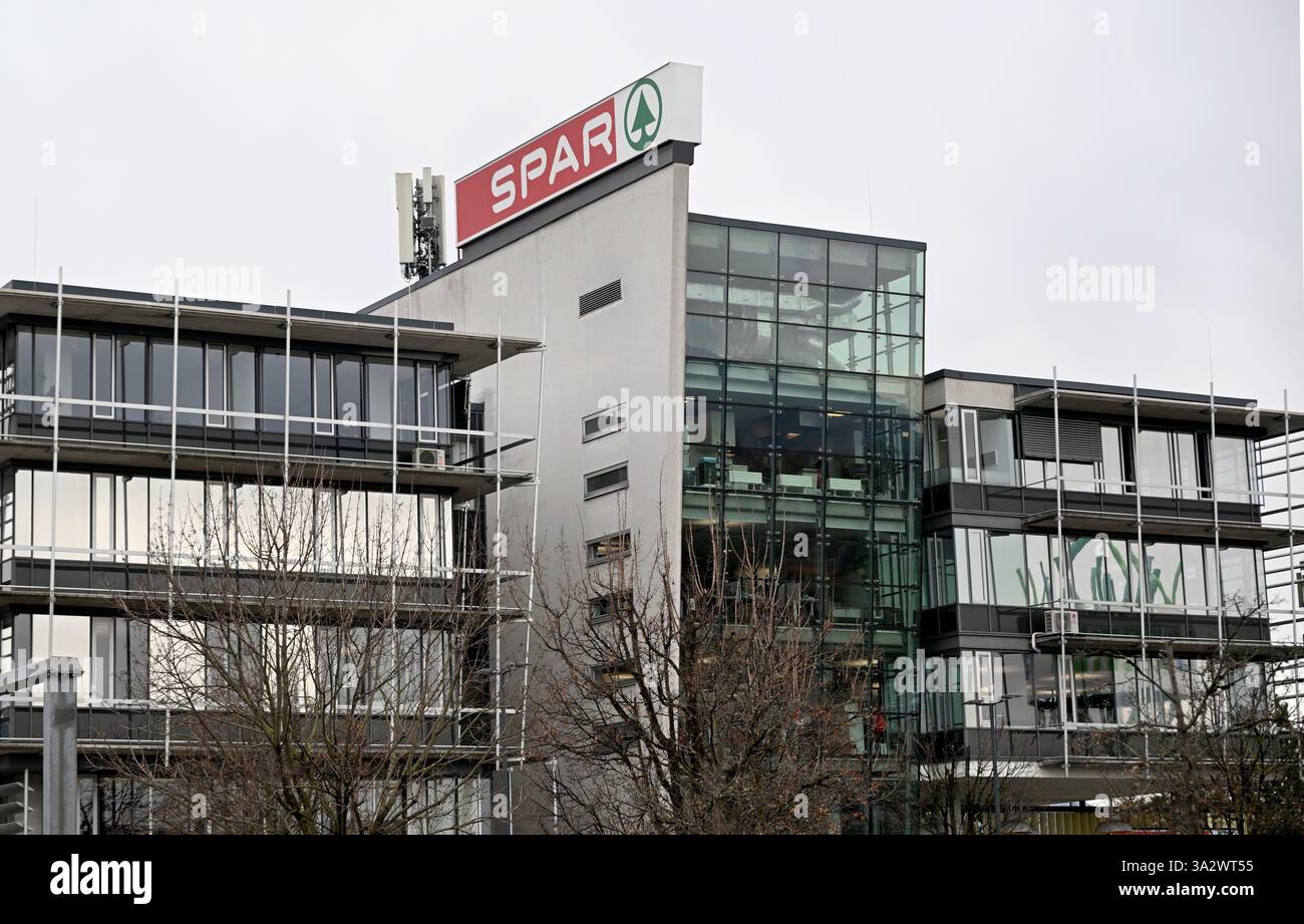 Illustration ZUM THEMA „Spar/Retail/Business/Grocery Store“ – das Logo der Firma Spar am Hauptsitz in Salzburg, Österreich, aufgenommen am Dienstag, 11. März 2025. - 20250311_PD19965 Credit: APA-PictureDesk/Alamy Live News Stockfoto