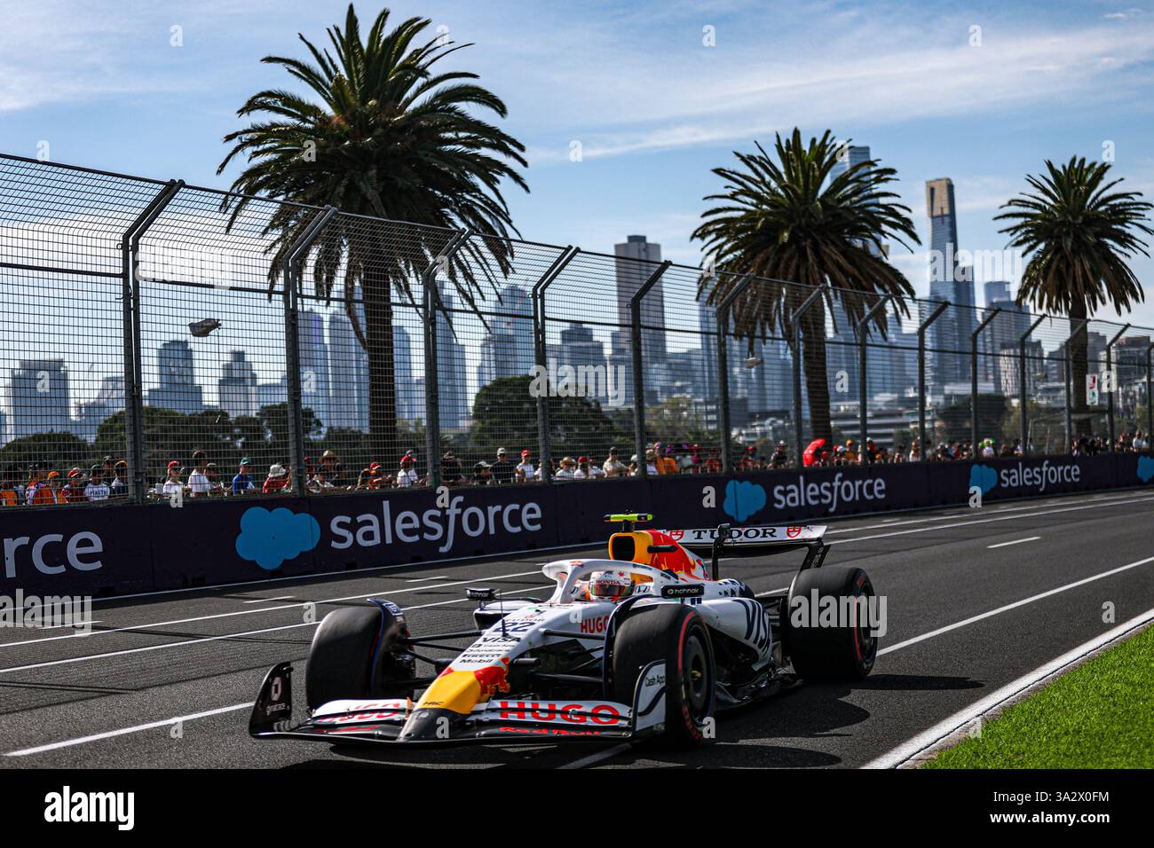 Malbourne, Australien. Februar 2025. 19/2025 - Yuki Tsunoda (JPN) - Visa Cash App RB F1 Team - RB VCARB02 - Honda RBPT während des Freitagstraining des Grand Prix 2025 von Louis Vuitton in Australien; Albert Park, Melbourne, Australien, vom 14. Bis 16. März 2025 (Foto: Alessio de Marco/SIPA USA) Credit: SIPA USA/Alamy Live News Stockfoto