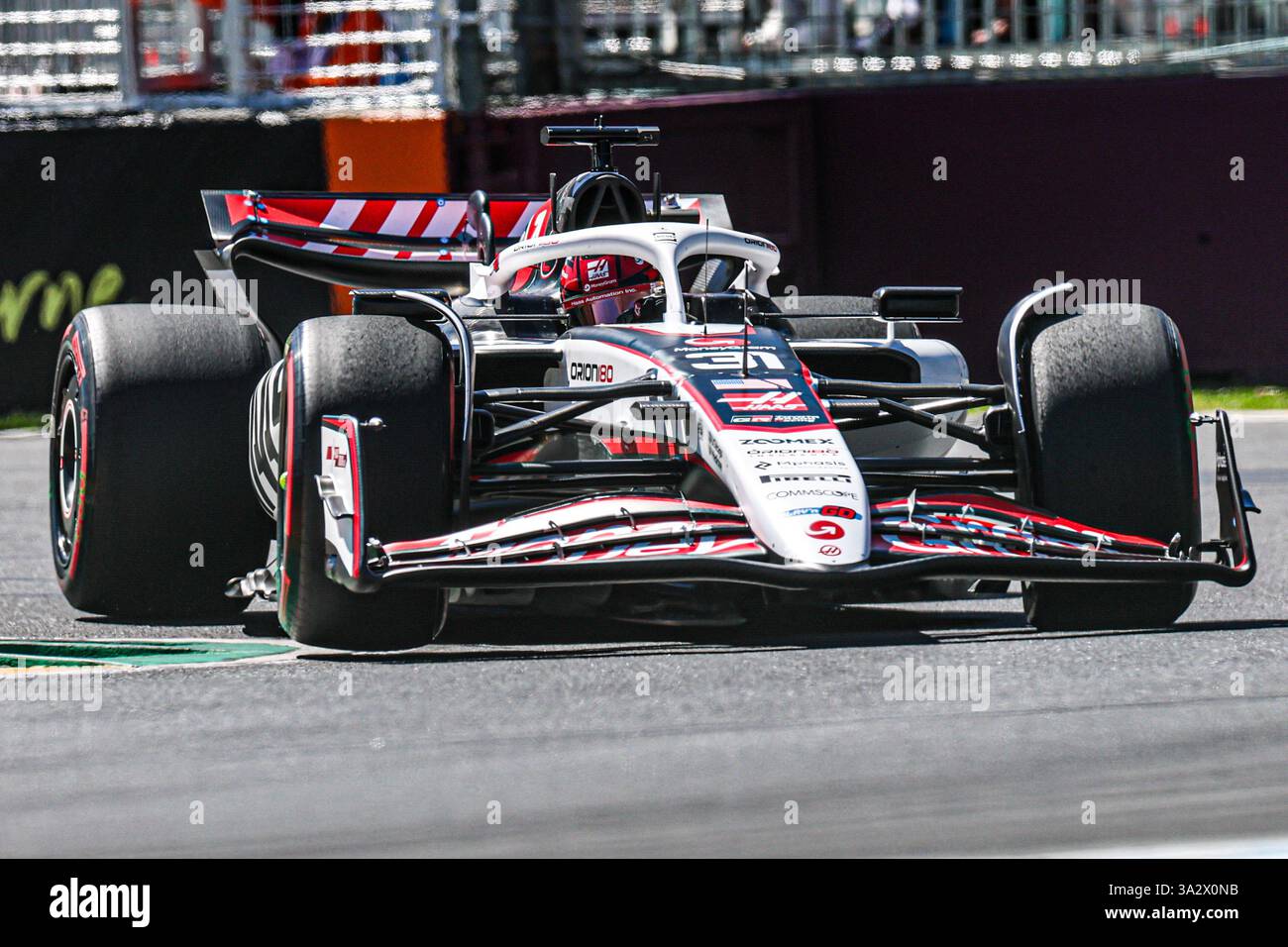 Malbourne, Australien. Februar 2025. 19/2025 - Esteban Ocon (FRA) - Haas F1-Team - Haas VF-25 - Ferrari während des Freitagstraining des Grand Prix 2025 von Louis Vuitton in Australien; Albert Park, Melbourne, Australien, 14. Bis 16. März 2025 (Foto: Alessio de Marco/SIPA USA) Credit: SIPA USA/Alamy Live News Stockfoto