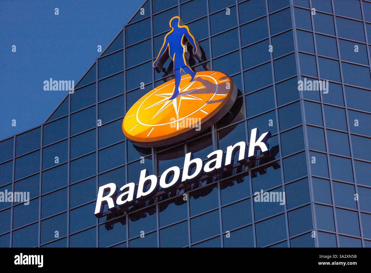 Rabobank-Logo am Eingang des Hauptquartiergebäudes. Stockfoto