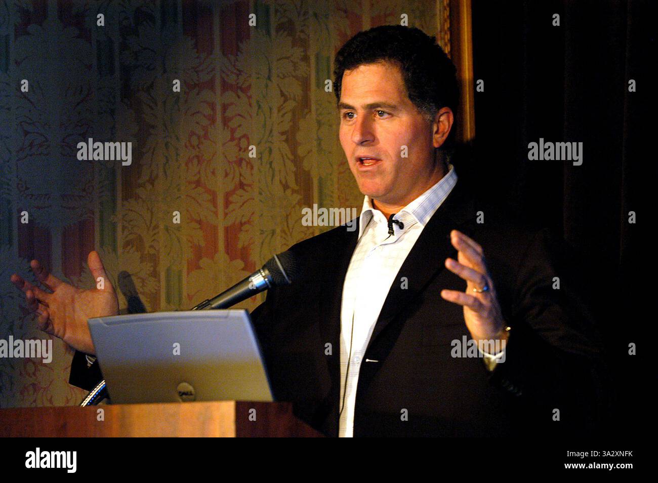 14. August 2002 -. K45324AR. MICHAEL DELL, PRESSEKONFERENZ, DIE NEUESTEN COMPUTER UND FERNSEHEN VON DELL ZU ENTHÜLLEN. . THE RITZ-CARLTON NEW YORK CITY. .09-28-2005. ANDREA RENAULT / 2005. (Kredit-Bild: © Globe Photos/ZUMAPRESS.com) Stockfoto