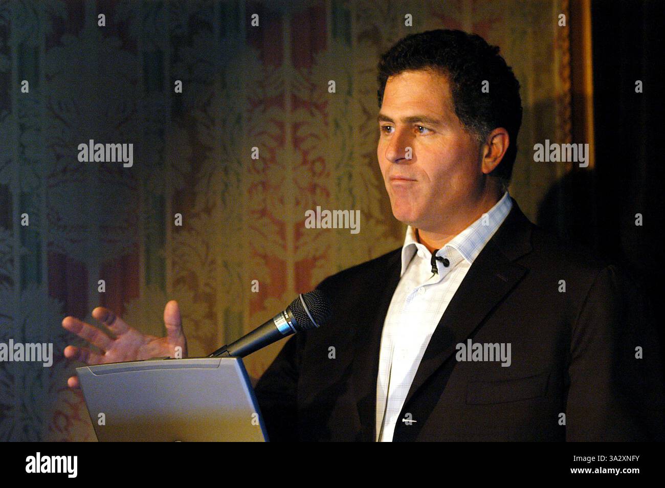 14. August 2002 -. K45324AR. MICHAEL DELL, PRESSEKONFERENZ, DIE NEUESTEN COMPUTER UND FERNSEHEN VON DELL ZU ENTHÜLLEN. . THE RITZ-CARLTON NEW YORK CITY. .09-28-2005. ANDREA RENAULT / 2005. (Kredit-Bild: © Globe Photos/ZUMAPRESS.com) Stockfoto
