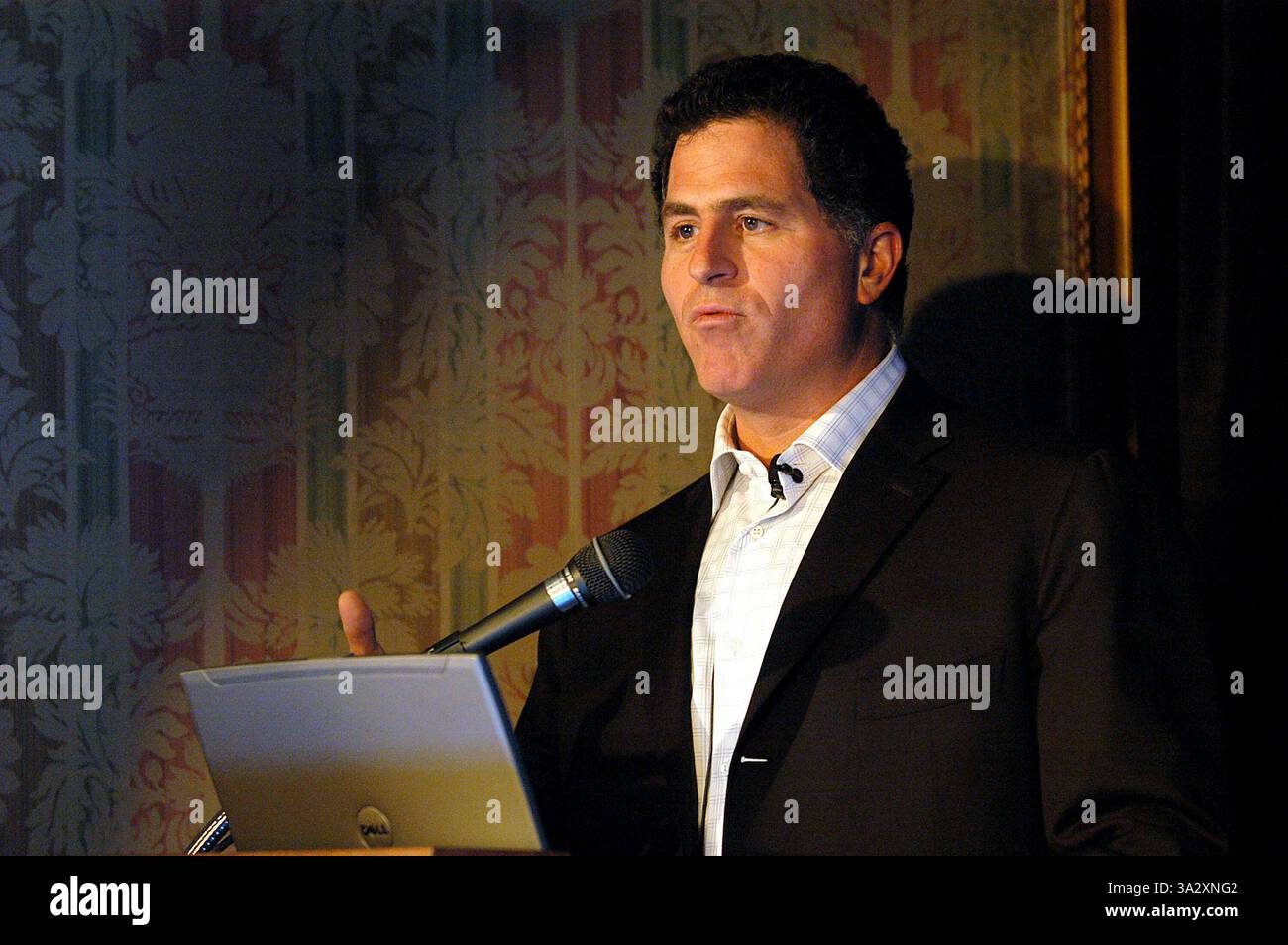 14. August 2002 -. K45324AR. MICHAEL DELL, PRESSEKONFERENZ, DIE NEUESTEN COMPUTER UND FERNSEHEN VON DELL ZU ENTHÜLLEN. . THE RITZ-CARLTON NEW YORK CITY. .09-28-2005. ANDREA RENAULT / 2005. (Kredit-Bild: © Globe Photos/ZUMAPRESS.com) Stockfoto