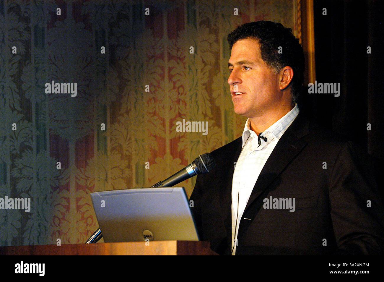 14. August 2002 -. K45324AR. MICHAEL DELL, PRESSEKONFERENZ, DIE NEUESTEN COMPUTER UND FERNSEHEN VON DELL ZU ENTHÜLLEN. . THE RITZ-CARLTON NEW YORK CITY. .09-28-2005. ANDREA RENAULT / 2005. (Kredit-Bild: © Globe Photos/ZUMAPRESS.com) Stockfoto