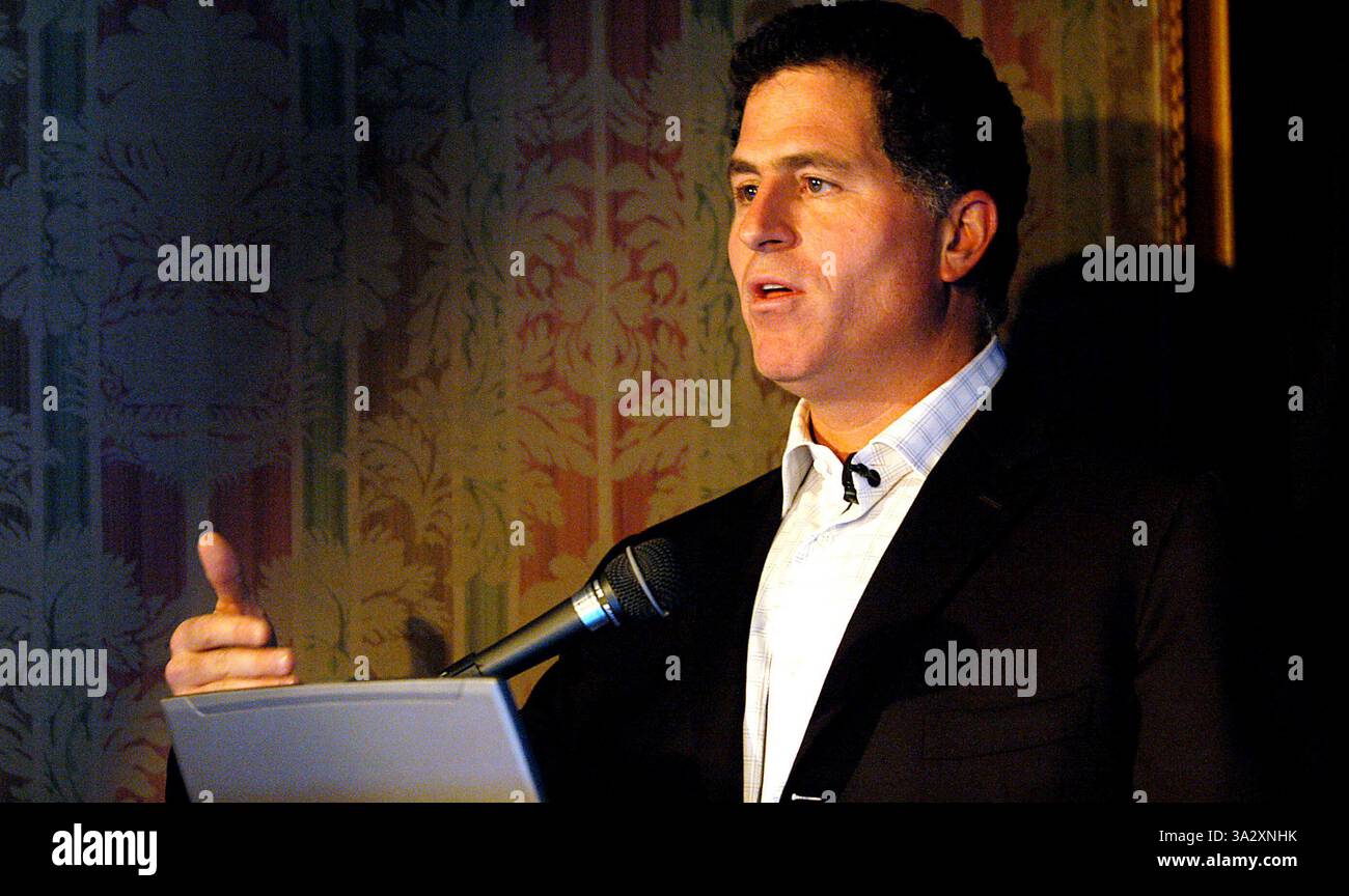 14. August 2002 -. K45324AR. MICHAEL DELL, PRESSEKONFERENZ, DIE NEUESTEN COMPUTER UND FERNSEHEN VON DELL ZU ENTHÜLLEN. . THE RITZ-CARLTON NEW YORK CITY. .09-28-2005. ANDREA RENAULT / 2005. (Kredit-Bild: © Globe Photos/ZUMAPRESS.com) Stockfoto