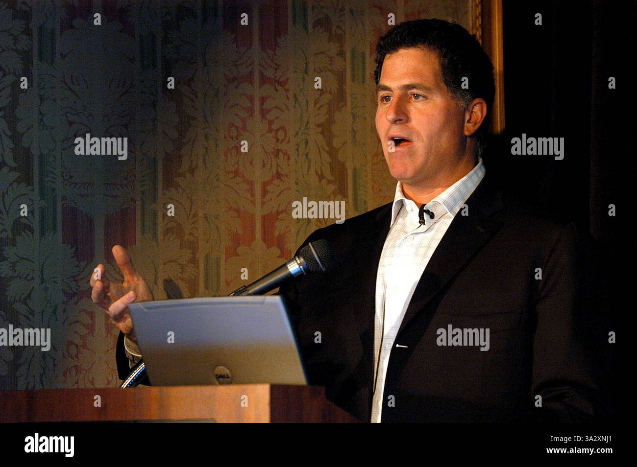 14. August 2002 -. K45324AR. MICHAEL DELL, PRESSEKONFERENZ, DIE NEUESTEN COMPUTER UND FERNSEHEN VON DELL ZU ENTHÜLLEN. . THE RITZ-CARLTON NEW YORK CITY. .09-28-2005. ANDREA RENAULT / 2005. (Kredit-Bild: © Globe Photos/ZUMAPRESS.com) Stockfoto