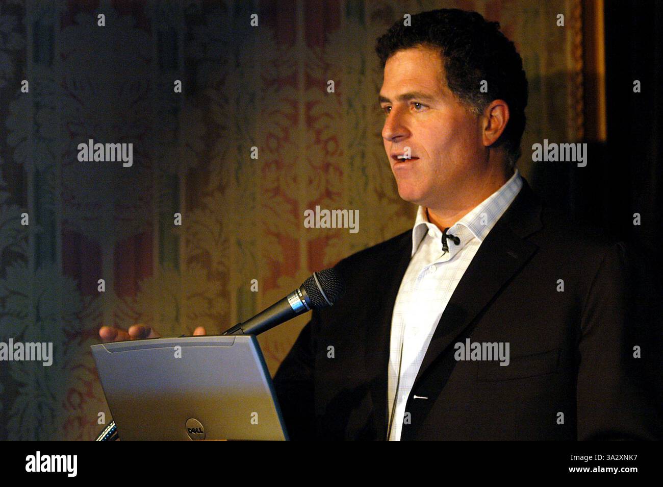 14. August 2002 -. K45324AR. MICHAEL DELL, PRESSEKONFERENZ, DIE NEUESTEN COMPUTER UND FERNSEHEN VON DELL ZU ENTHÜLLEN. . THE RITZ-CARLTON NEW YORK CITY. .09-28-2005. ANDREA RENAULT / 2005. (Kredit-Bild: © Globe Photos/ZUMAPRESS.com) Stockfoto