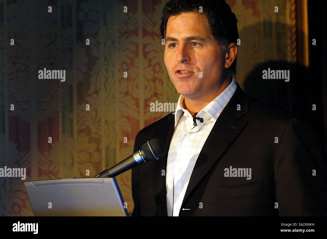 14. August 2002 -. K45324AR. MICHAEL DELL, PRESSEKONFERENZ, DIE NEUESTEN COMPUTER UND FERNSEHEN VON DELL ZU ENTHÜLLEN. . THE RITZ-CARLTON NEW YORK CITY. .09-28-2005. ANDREA RENAULT / 2005. (Kredit-Bild: © Globe Photos/ZUMAPRESS.com) Stockfoto