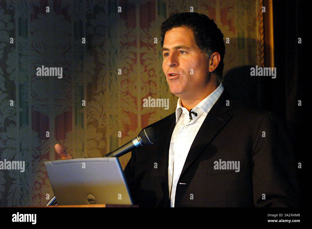 14. August 2002 -. K45324AR. MICHAEL DELL, PRESSEKONFERENZ, DIE NEUESTEN COMPUTER UND FERNSEHEN VON DELL ZU ENTHÜLLEN. . THE RITZ-CARLTON NEW YORK CITY. .09-28-2005. ANDREA RENAULT / 2005. (Kredit-Bild: © Globe Photos/ZUMAPRESS.com) Stockfoto