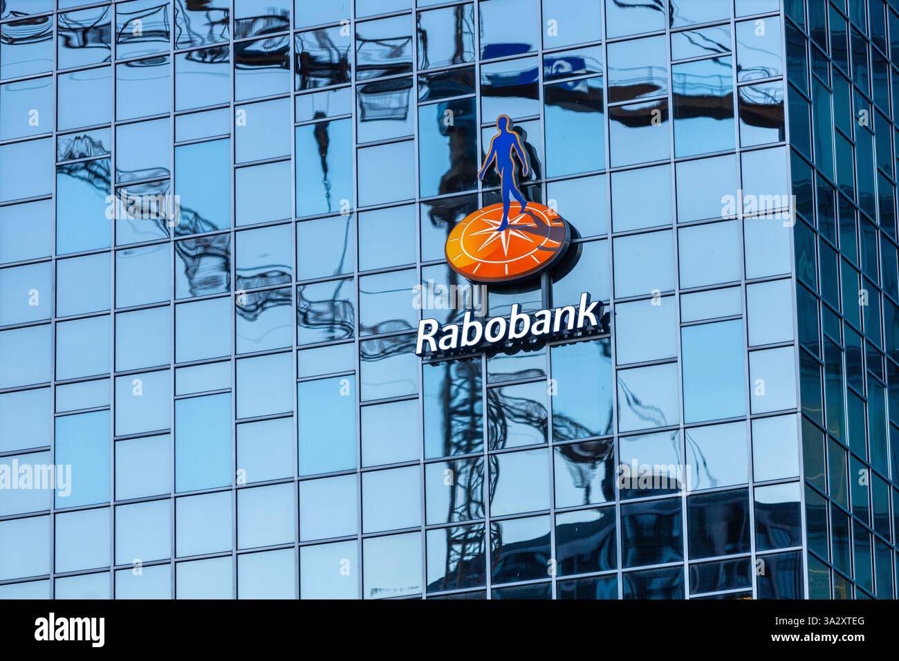 Rabobank-Logo am Eingang des Hauptquartiergebäudes. Stockfoto