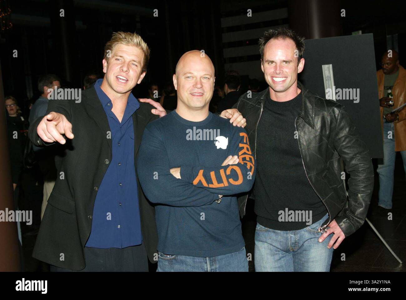 6. JANUAR 2003 – LOS ANGELES, KALIFORNIEN, USA – K28137FB ..DIE PREMIERE DER SHIELD STAFFEL 2 IM . DIRECTORS GUILD OF AMERICA IN LOS ANGELES, CA. 1/6/2003 .. FITZROY BARRETT / 2003 . KENNETH JOHNSON, MICHAEL CHIKLIS & WALTON GOGGINS. (Kreditbild: © Globe Photos/ZUMAPRESS.com) Stockfoto