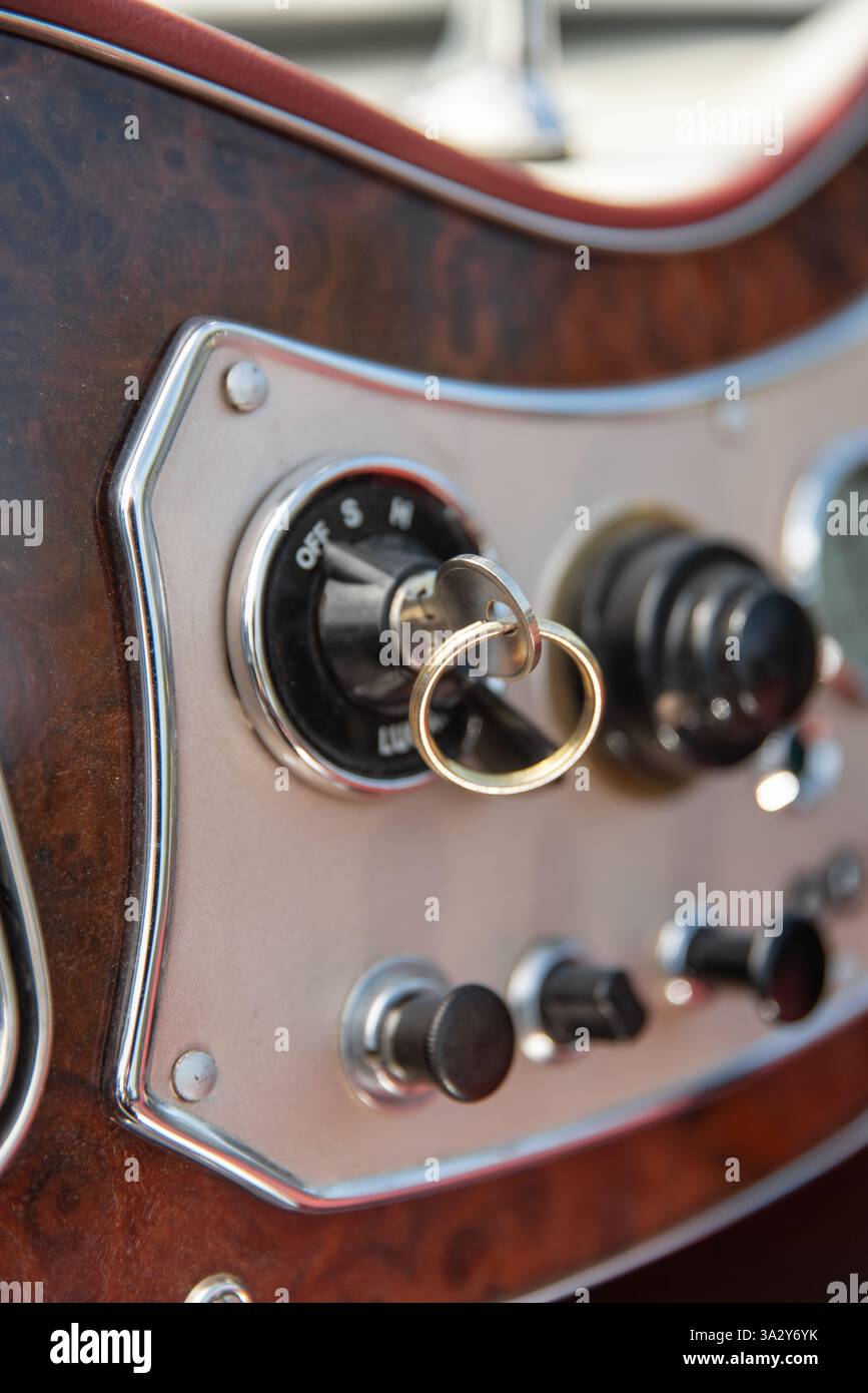 Nahaufnahme des Oldtimer-Zündschalters mit eingestecktem Schlüssel Stockfoto