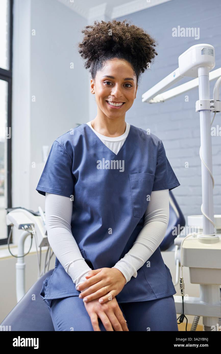 Lächelnder Arzt in medizinischer Uniform in einem modernen Büro Stockfoto