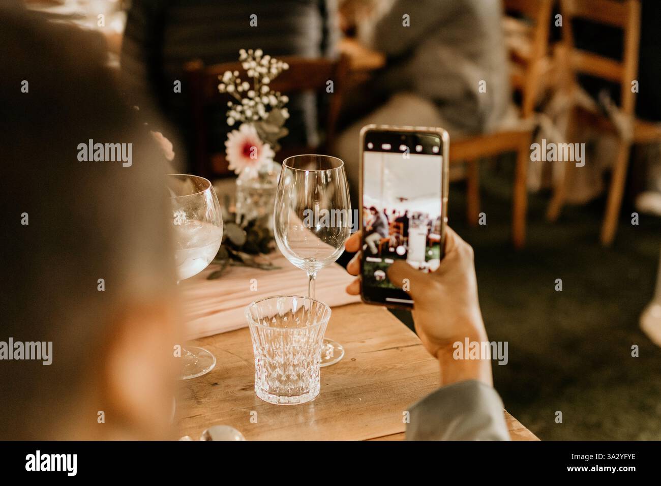 Handyfoto bei Hochzeitstechnik Stockfoto