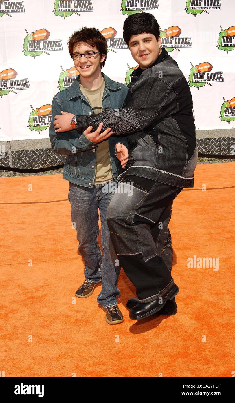 APRIL 2003 - SANTA MONICA, CA, USA - K29957FB.NICKELODEONS 16. JÄHRLICHE KIDS' CHOICE AWARDS 2003 - ANKUNFT. BARKER HANGER, SANTA MONICA, CA. 04.12.2003. FITZROY BARRETT / 2003.JOSH PECK UND DRAKE BELL(Bild: © Globe Photos/ZUMAPRESS.com) Stockfoto APRIL 2003 - SANTA MONICA, CA, USA - K29957FB.NICKELODEONS 16. JÄHRLICHE KIDS' CHOICE AWARDS 2003 - ANKUNFT. BARKER HANGER, SANTA MONICA, CA. 04.12.2003. FITZROY BARRETT / 2003.JOSH PECK UND DRAKE BELL(Bild: © Globe Photos/ZUMAPRESS.com) Stockfoto